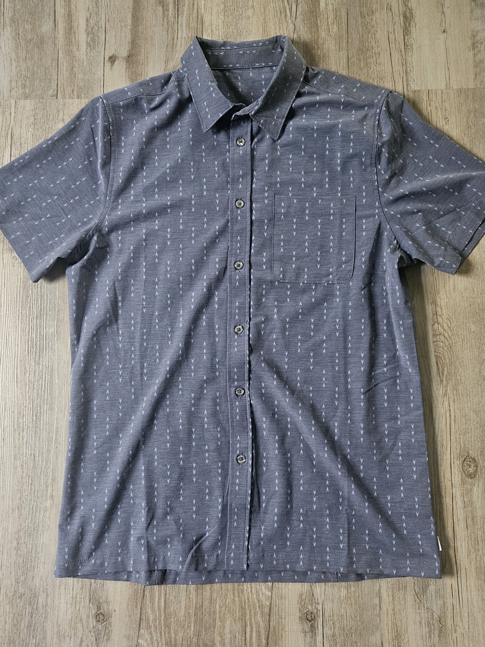 Vuori Men's Dark Blue Arrow Pattern Short Sleeve Bridge Button Down Shirt Medium